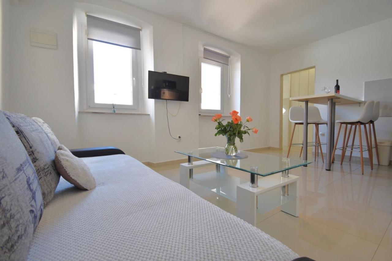 City Centre Apartment With Terrace 2 Pula Ngoại thất bức ảnh