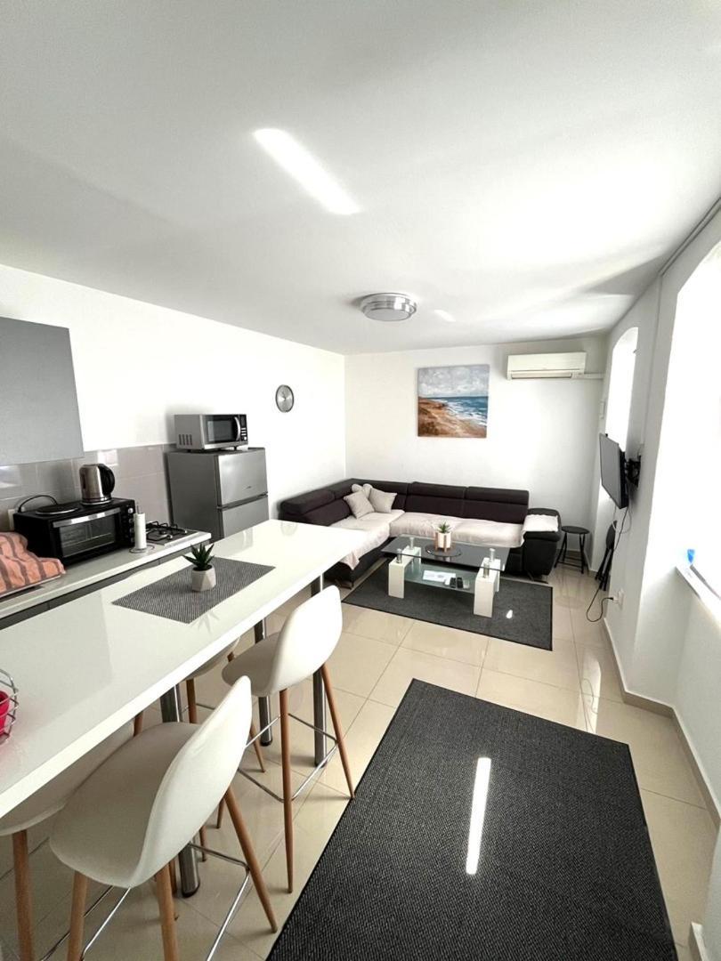City Centre Apartment With Terrace 2 Pula Ngoại thất bức ảnh